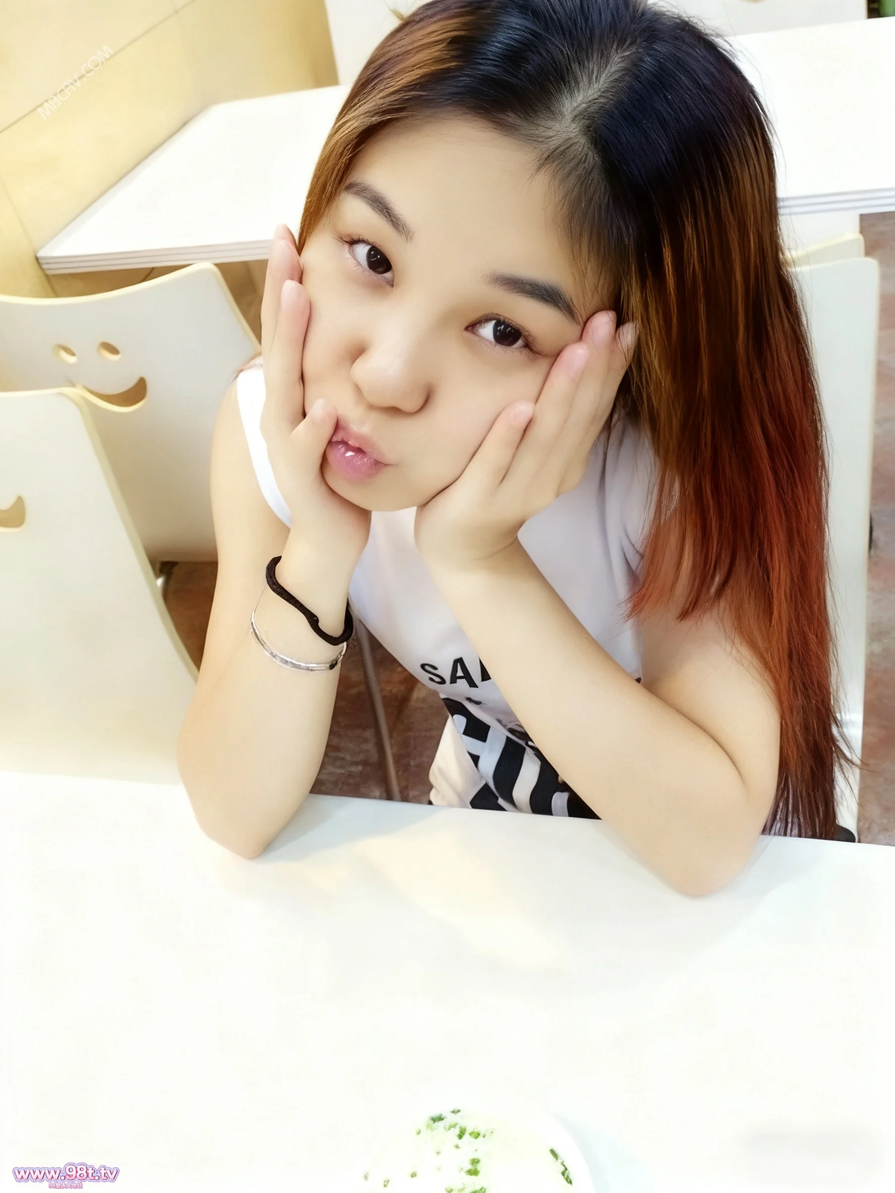 【自转】【115ED2k】情侶不雅自拍流出-小哥出租屋爆草護校小女友,戴狗鏈,女仆裝,附生活照【931M/2V 7P/1配额】