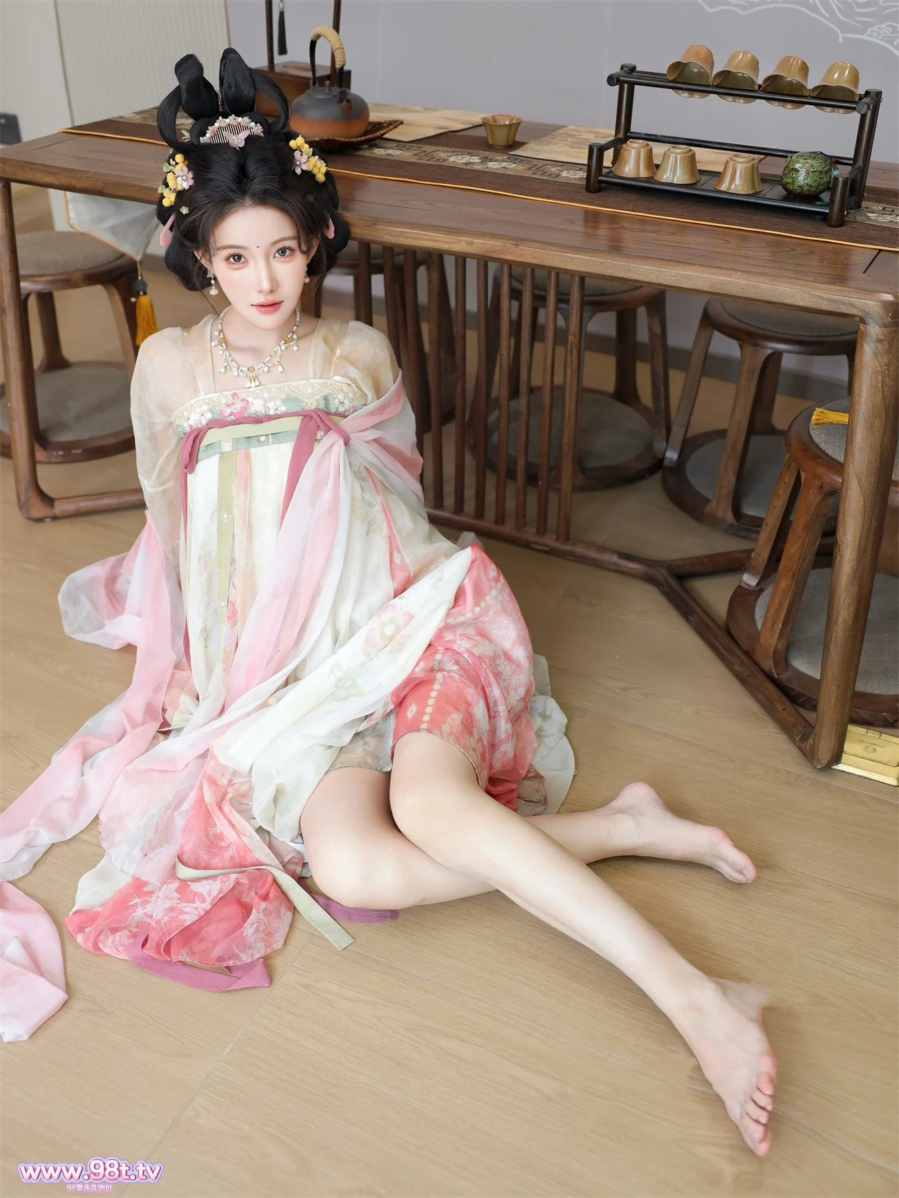 【自转】【115eD2K】✨秀人网 梨霜儿✨高颜值大美女 超美唐装 大尺度漏点特写【1.18G/112P/1配额】