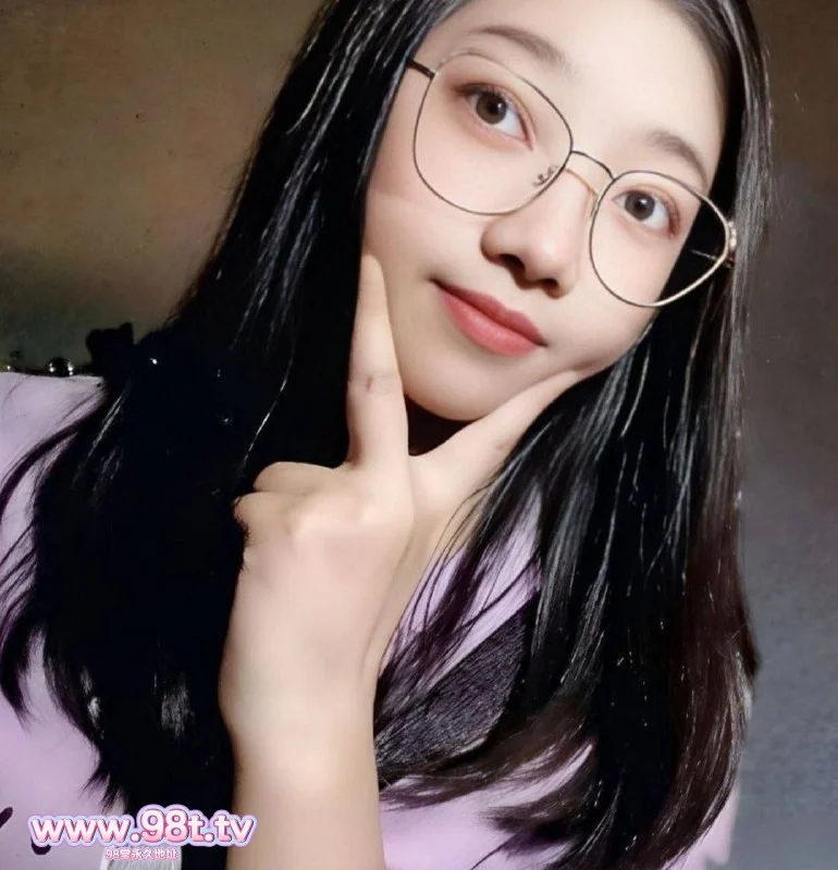 【自转】【115eD2k链接】云盘高质露脸泄密！眼镜清新留学生美女不为人知的母狗一面【382M/4v 9p/1配额】