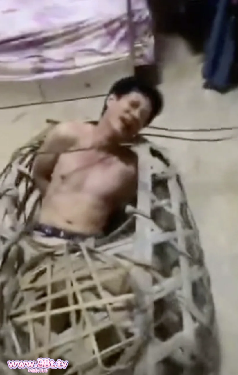 【自转】【115eD2k】抓奸门事件❤️ 2020年广东茂名一对男女偷情抓住直接被浸猪笼视频流出【426MB/1V】