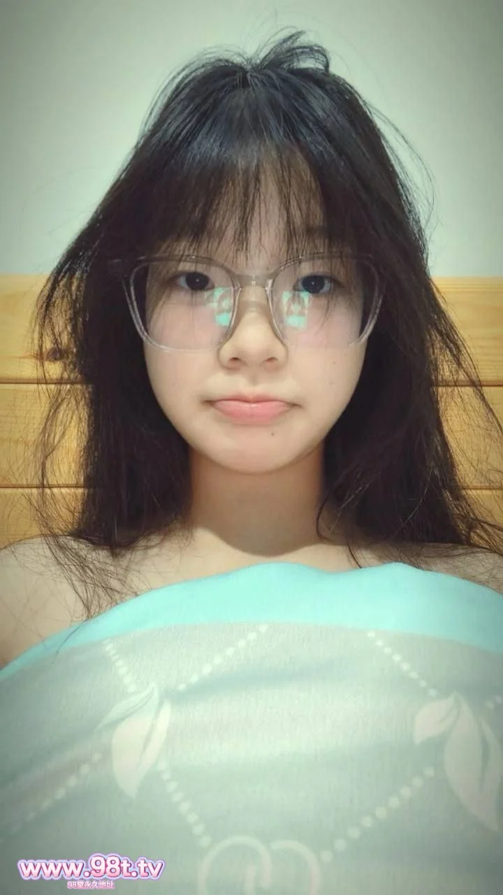 【自转】【115eD2k链接】云盘高质露脸泄密！单纯眼镜大学生【莹莹】极度反差一面，脸穴同框地瓜自慰与炮友做爱自拍【235.2MB/11v 21p/1配额】