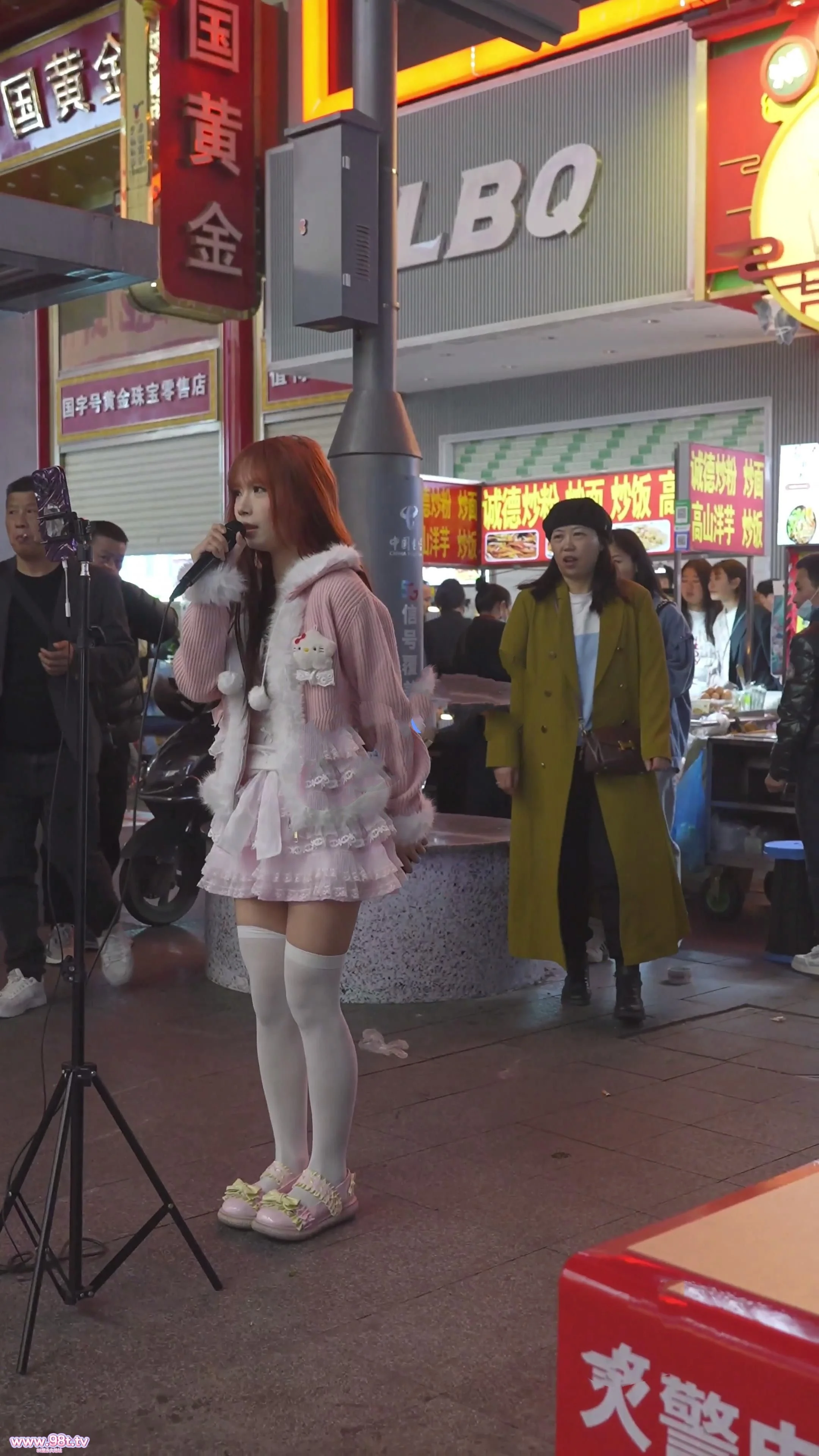 【自转】【115ED2K】女嘉宾路边直播唱歌..弯腰被抄底..可爱又骚气十足 【1G/1V】